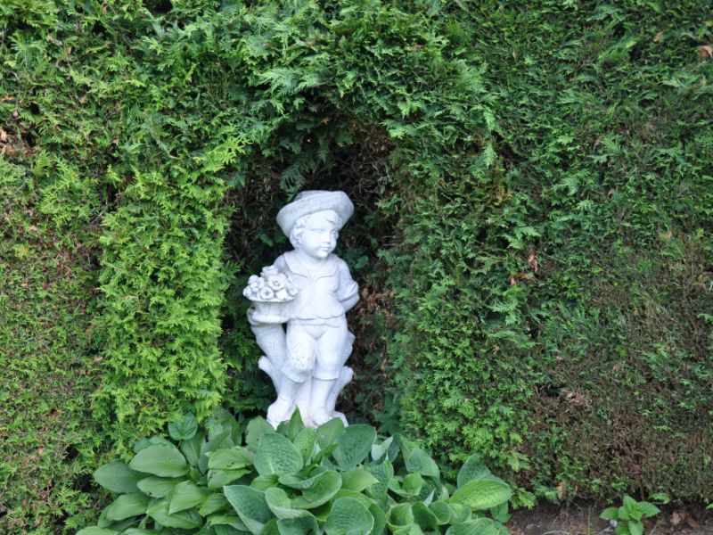 Steinfigur in der Hecke Ostern in Wasungen